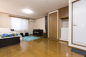 Studio Apartment | Desk, iron/ironing board, free WiFi - Centrally Located Deluxe Furnished.4 (Tokyo)