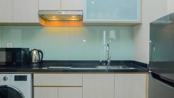 Lemari es, microwave, kompor, dan ketel listrik