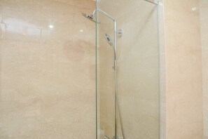 Ducha, toallas y papel higiénico