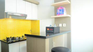 Jääkaappi, liesi, keittoastiat/astiat/ruokailuvälineet