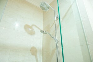 Dusche, Handtücher, Toilettenpapier
