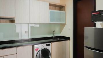 Réfrigérateur, micro-ondes, plaque de cuisson, bouilloire électrique