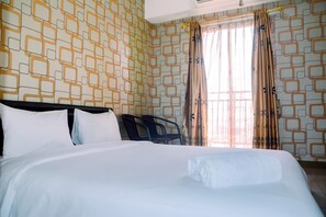Room | Bed sheets - Comfy Studio at Gading Greenhill Apartment (Jakarta)