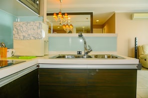 Frigorífico, placa de cocina y utensilios de cocina