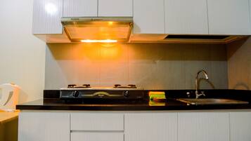 Lemari es, kompor, dan peralatan masak/sendok-piring