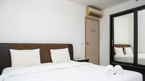 Room - Spacious 1BR Apartment with City View at Paladian Park (Jakarta)