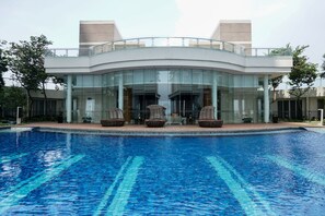 Outdoor pool - Spacious Studio with Sofa Bed @ Ancol Mansion Apartment (Jakarta)