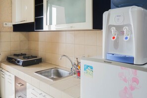 Tủ lạnh, bếp nấu, máy rửa bát, dụng cụ nấu nướng/bát dĩa/dao nĩa