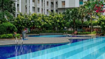 Una piscina al aire libre