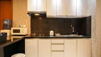 Room | Private kitchen | Fridge, stovetop, cookware/dishes/utensils