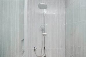Chambre | Salle de bain | Douche, serviettes fournies
