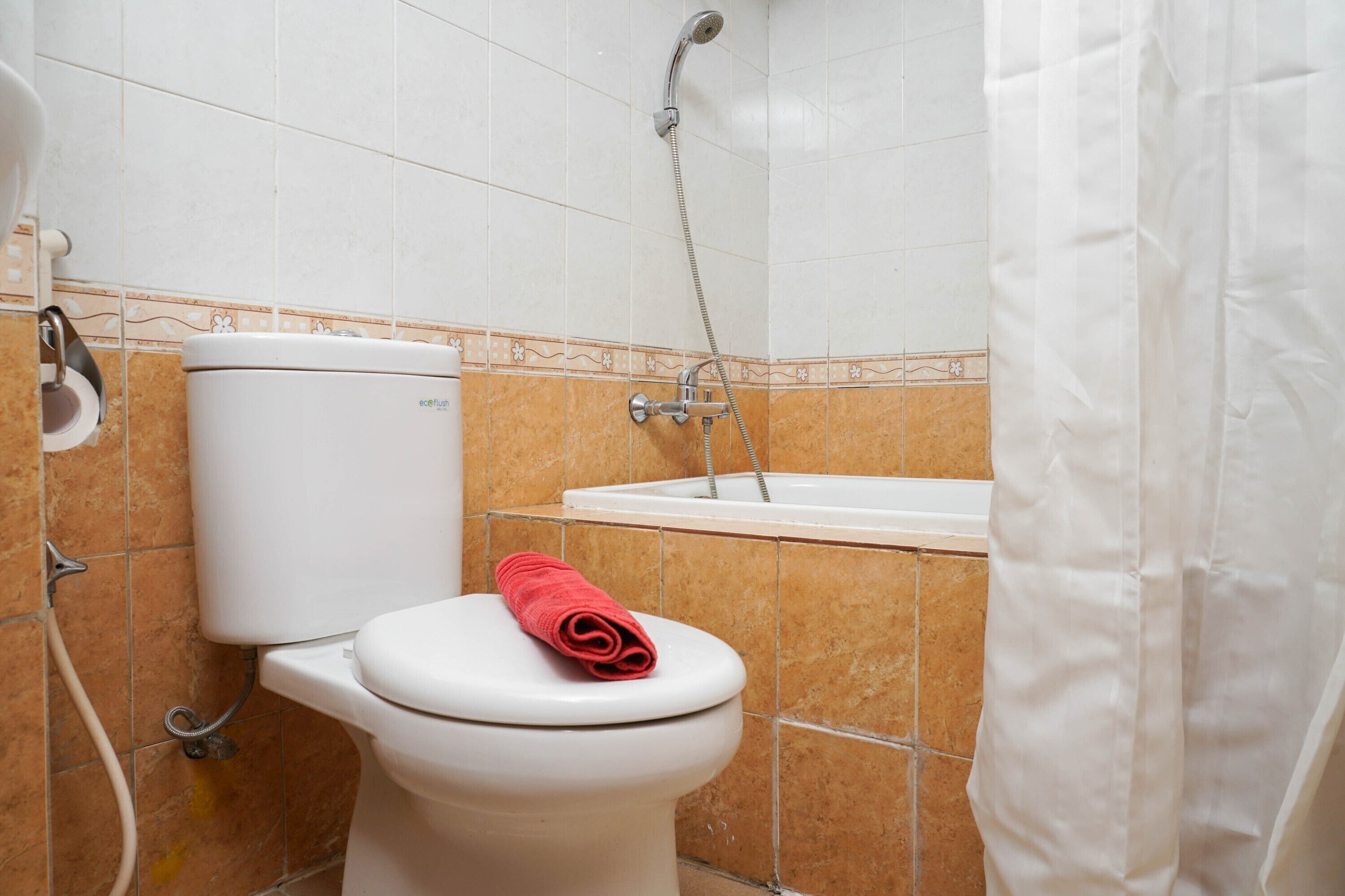 Un baño con inodoro, ducha y lavamanos.