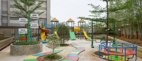 子供用の遊び場 - 屋外