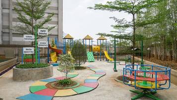 Zona de juegos infantil al aire libre