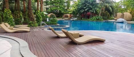 สระว่ายน้ำกลางแจ้ง