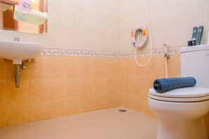 Phòng | Phòng tắm | Buồng tắm vòi sen, khăn tắm, dầu gội 