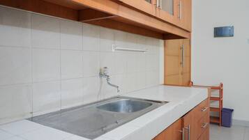 Quarto | Cozinha privada | Geladeira, cooktop, talheres/pratos/utensílios de cozinha