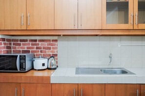 Private kitchen - Elegant and Homey 2BR Hampton's Park Apartment (Jakarta)