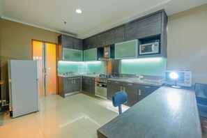 Private kitchen - Premium 3BR Hampton's Park Apartment (Jakarta)