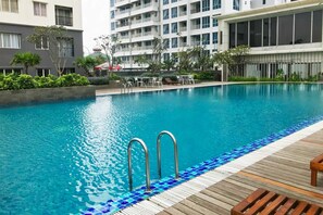 Outdoor pool - Well Appointed 1BR Apartment at The Aspen Residences (Jakarta)
