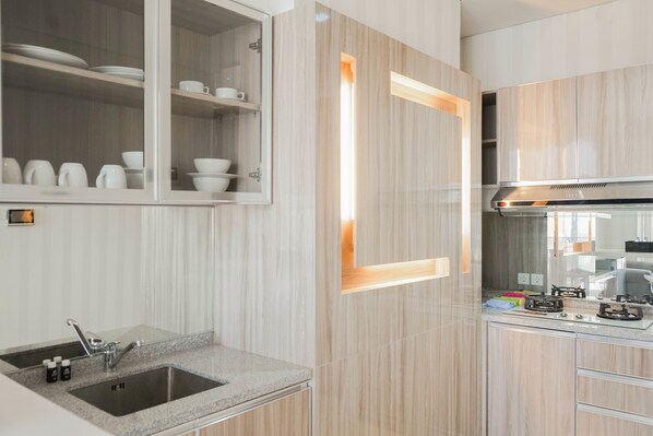 Zimmer | Eigene Küche | Kühlschrank, Herdplatte, Kochgeschirr/Geschirr/Besteck