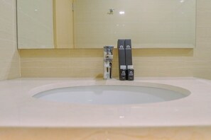 Room | Bathroom - Luxurious & Spacious 2BR Apartment at One East Residences (Surabaya)