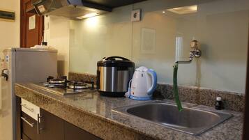 Kamar | Dapur pribadi | Lemari es, kompor, dan peralatan masak/sendok-piring