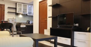 Room | Living room | TV - Strategic 2BR @ Galeri Ciumbuleuit 1 Apartment (Bandung)