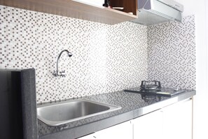 Camera | Cucina privata | Frigorifero, piano cottura, pentole/stoviglie/utensili