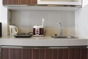 Private kitchenette - Relaxing Studio Room Galeri Ciumbuleuit 2 Apartment (Bandung)