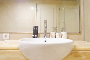 Room | Bathroom | Shower, towels - Spectacular 3BR Apartment at The Peak Residence (Surabaya)