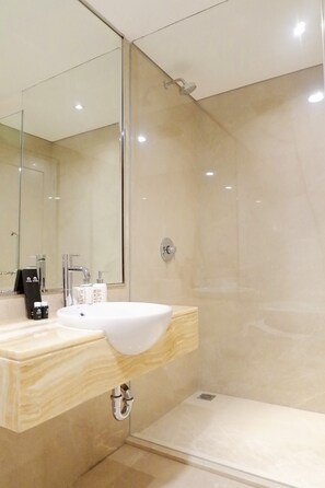 Kamar | Kamar mandi | Shower dan handuk