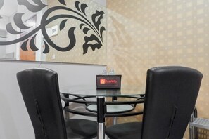 Ruokailu omassa huoneessa
