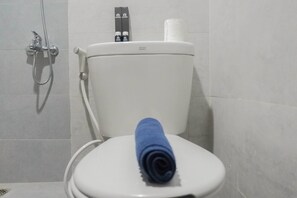 Værelse | Badeværelse | Bruser, håndklæder, Toiletpapir