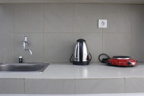 Quarto | Cozinha americana privada | Geladeira, cooktop, talheres/pratos/utensílios de cozinha