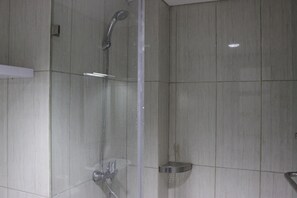Dusche, Handtücher, Toilettenpapier