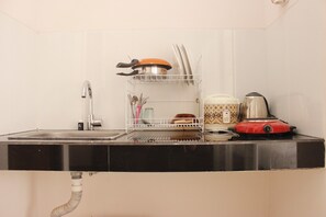 Refrigerador, placa de cocina, utensilios de cocina