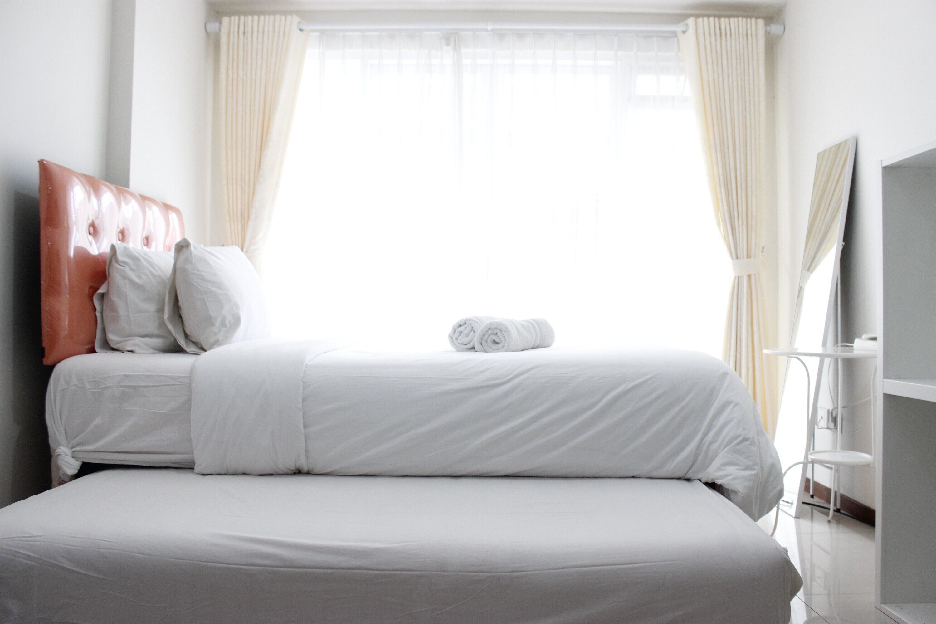 Escritorio, wifi gratis y ropa de cama 