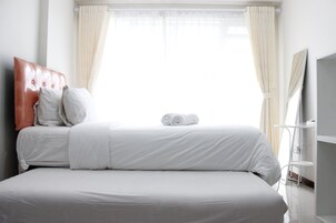 Escritorio, wifi gratis y ropa de cama 