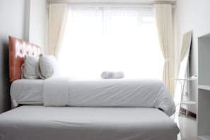 Desk, free WiFi, bed sheets - Scenic & Trendy Studio Apartment at Gateway Pasteur (Cimahi)