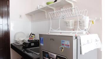 Geladeira, cooktop, talheres/pratos/utensílios de cozinha