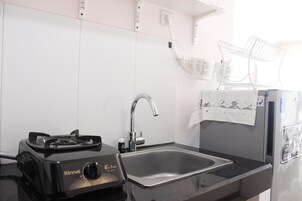 Refrigerador, placa de cocina, utensilios de cocina