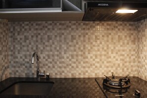 ثلاجة، ميكروويف، موقد طهي مسطح، غلّاية كهربائية