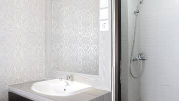 Habitación | Baño | Regadera y toallas