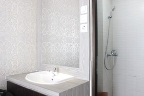 Kamar | Kamar mandi | Shower dan handuk
