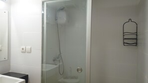 Chambre | Salle de bain | Douche, serviettes fournies