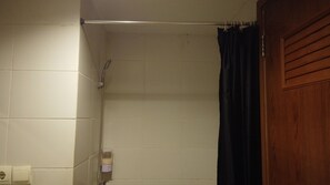 Kamar | Kamar mandi | Shower dan handuk