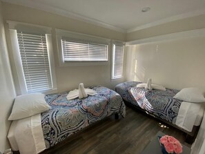 2 habitaciones, escritorio y tabla de planchar con plancha 