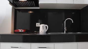 Huone | Yksityinen keittiö | Jääkaappi, liesi, keittoastiat/astiat/ruokailuvälineet