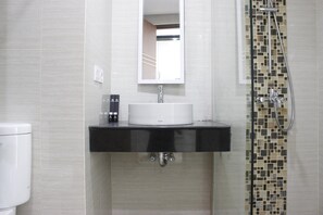 Room | Bathroom | Shower, towels - Strategic Studio at Green Kosambi Bandung Apartment (Bandung)